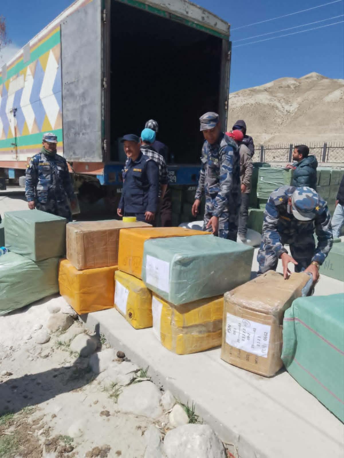 लोमान्थाङबाट ५९० कार्टुन चिनियाँ भेपसहित २ कन्टेनर नियन्त्रणमा, ३ जना पक्राउ