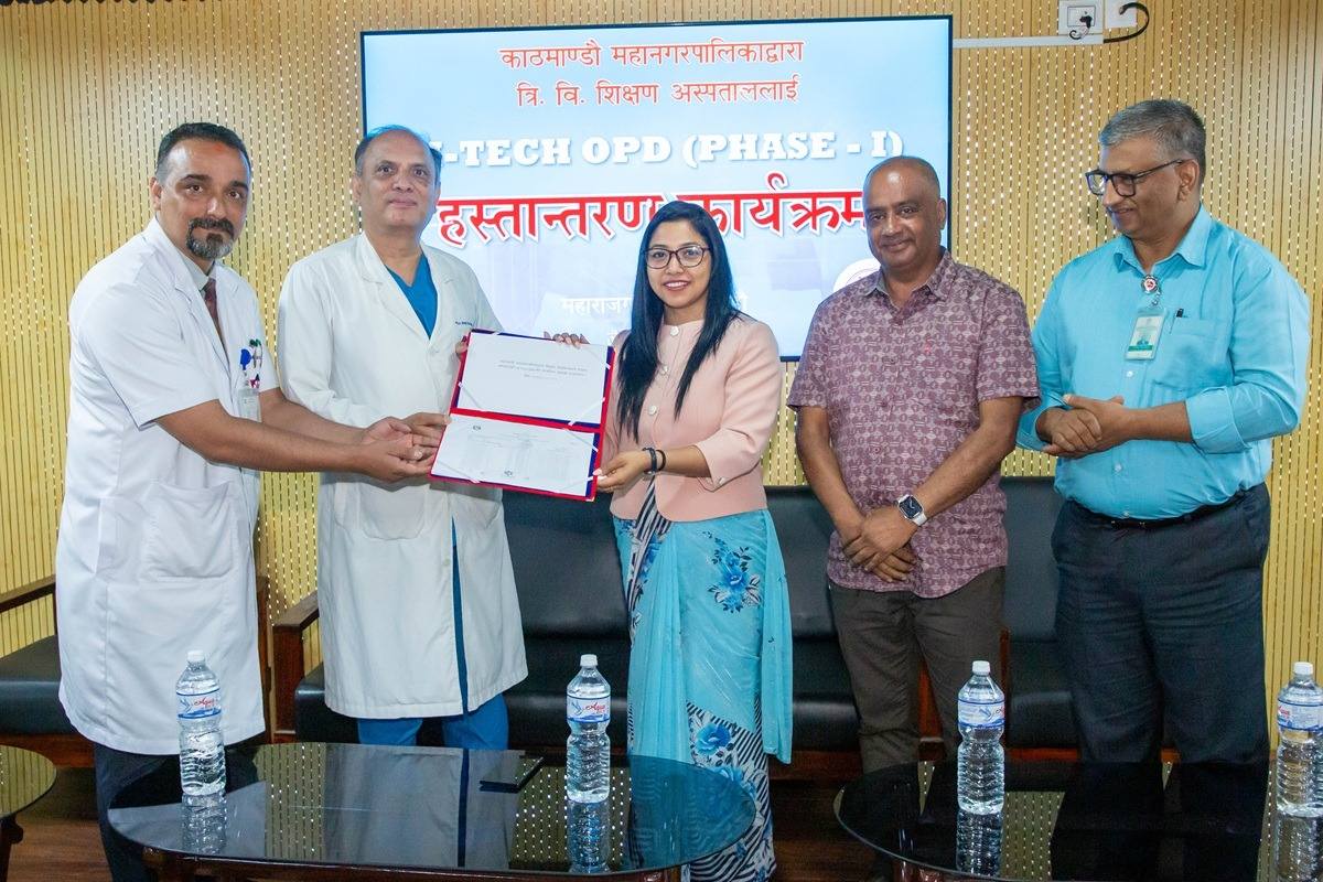 टिचिङ अस्पतालको ओपीडी सेवा डिजिटल बनाउन कामपाद्धारा १ करोड ७० लाखको उपकरण सहयोग