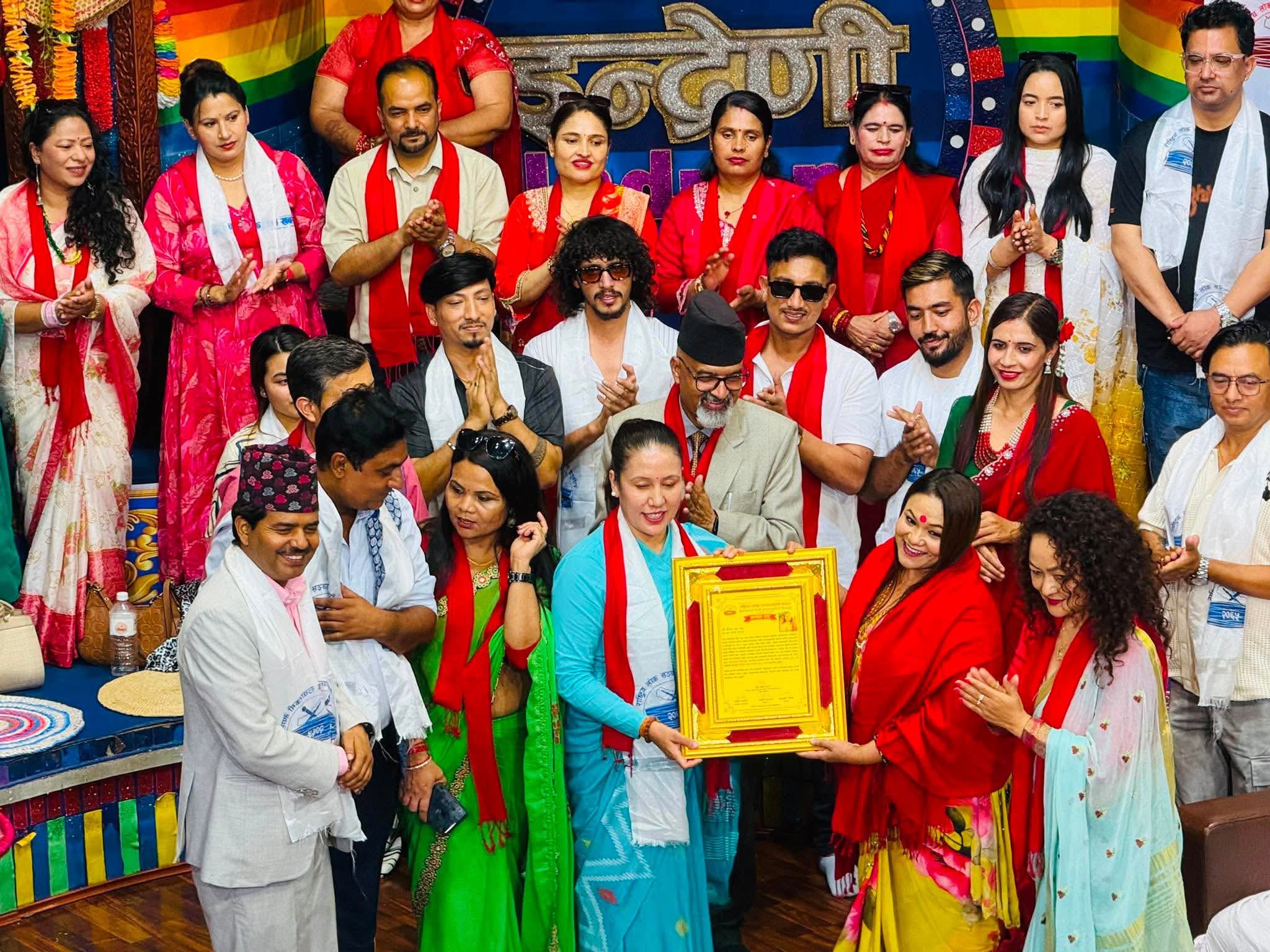 लोक गायिका टिका पुनलाई राष्ट्रिय लोक सञ्चारकर्मीकाे सम्मान 