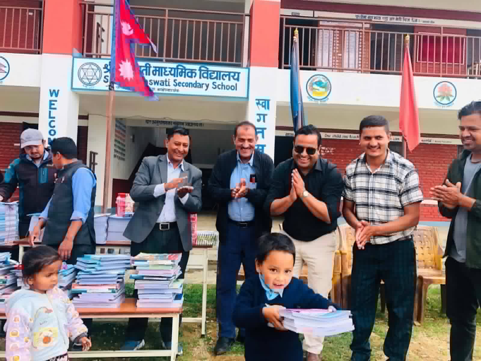 सरला–कुमार अक्षय कोषद्वारा विद्यार्थीलाई शैक्षिक सामग्री वितरण