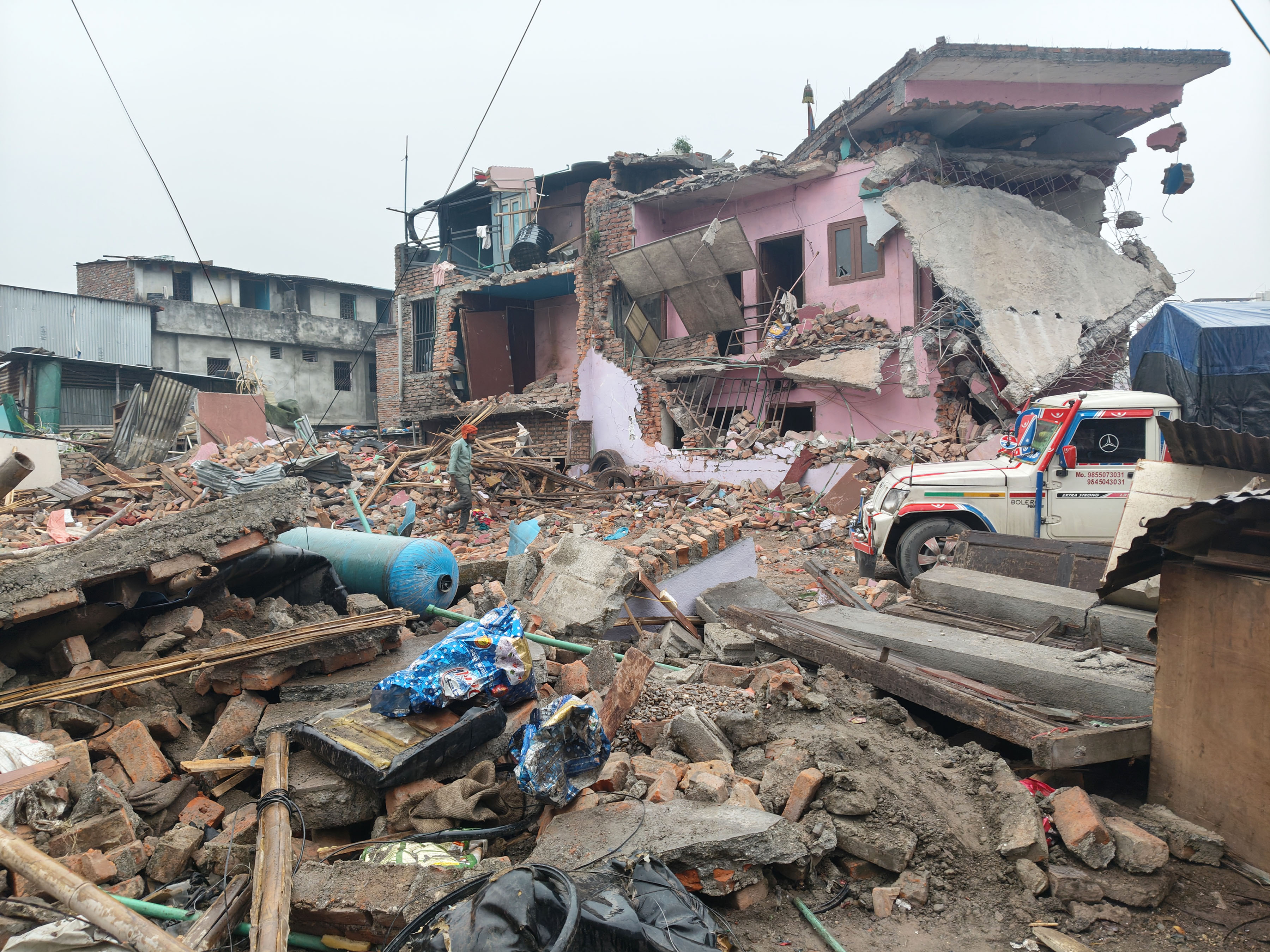 सुकुम्बासी बस्तीमा डोजर चल्यो, वर्षाका कारण ओड्नेओछ्याउने र दैनिक उपभोगका सामग्री भिज्दा सुकुम्वासी विचल्लीमा 