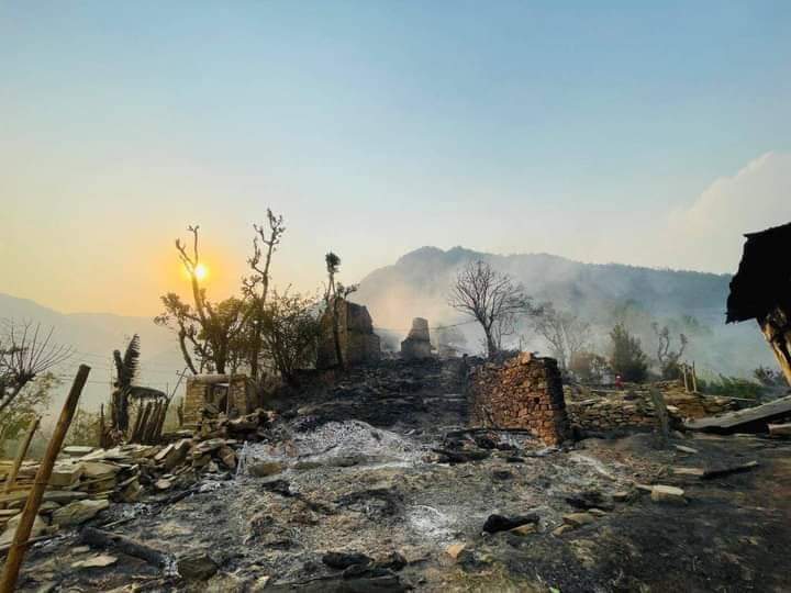सोलुखुम्बुमा जंगलको डढेलो बस्तीमा फैलिँदा पाँच घर जले