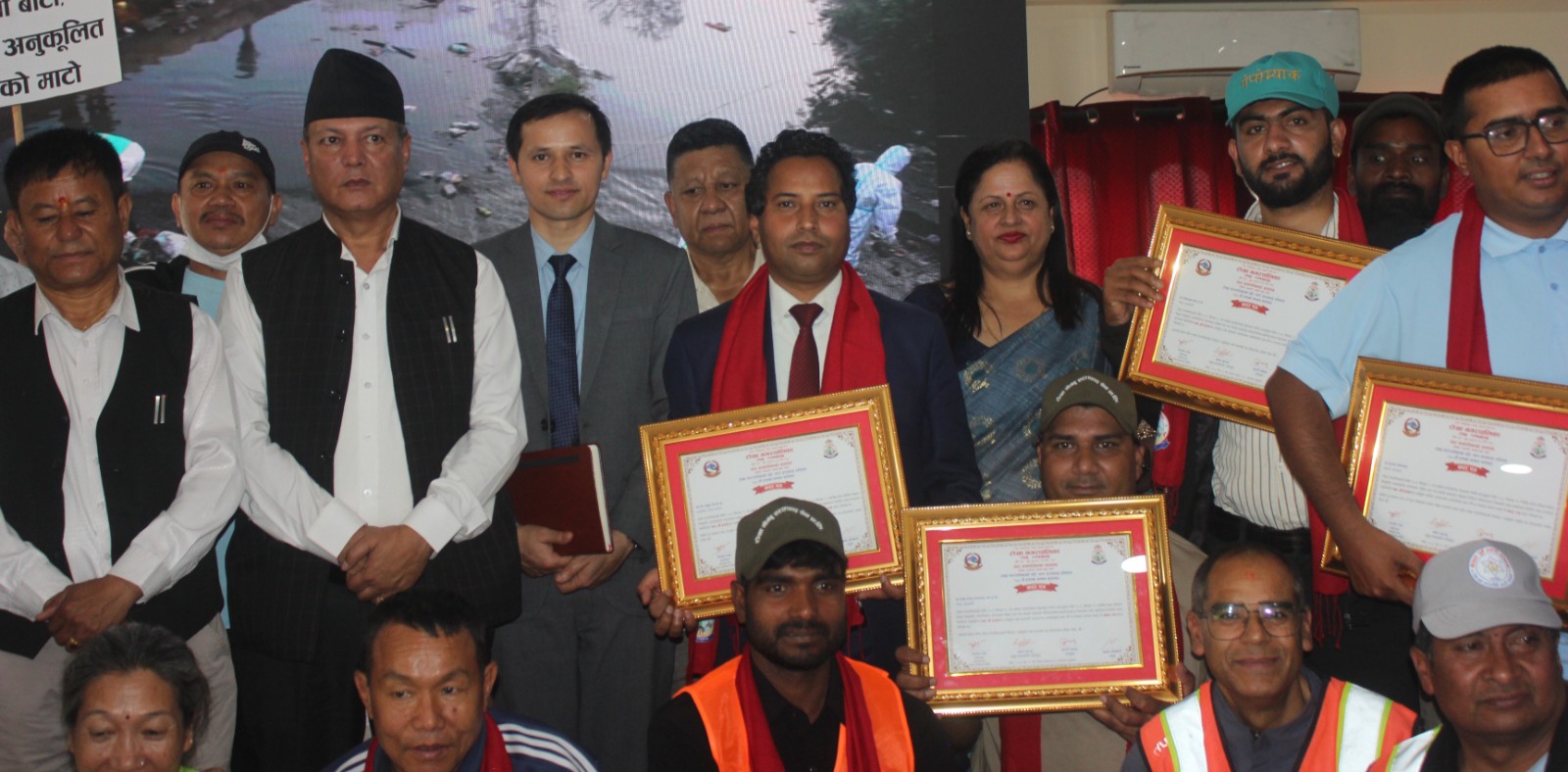 पालुुङ्टार नगरपालिकाका प्रमुुख प्रशासकीय अधिकृत विसीलाई टोखा नगरपालिकाद्धारा सम्मान 