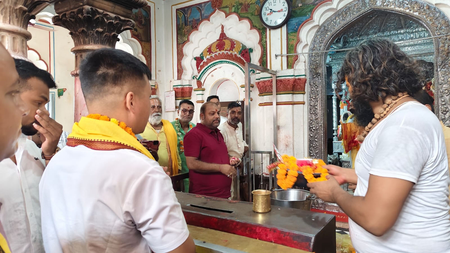 शान्तिको कामना गर्दै गृहमन्त्री गुरुङद्वारा पूजार्चना