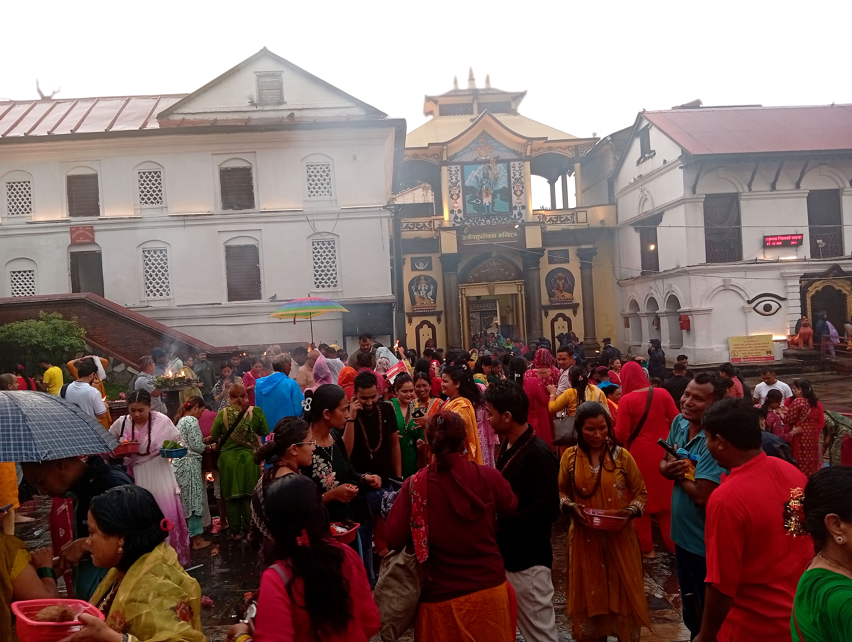 पशुपतिनाथमा भक्तजनको भीड