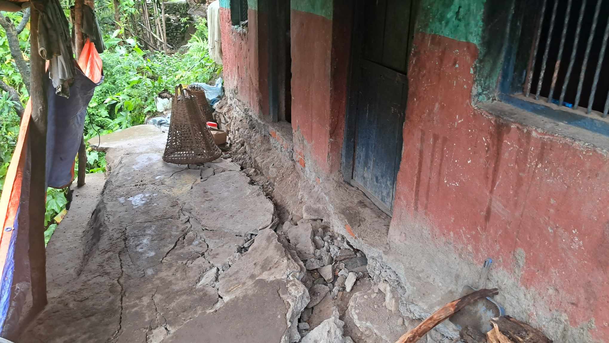 भूकम्पका कारण डडेल्धुरामा आधा दर्जन बढी घरमा क्षति, अर्घाखाँचीमा पाँच घर भासियो