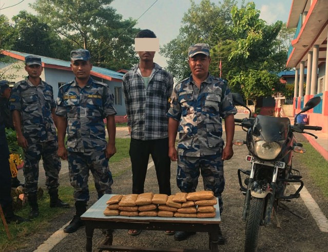 साढे ९ किलो चरेशसहित पर्साबाट भारतीय नागरिक पक्राउ