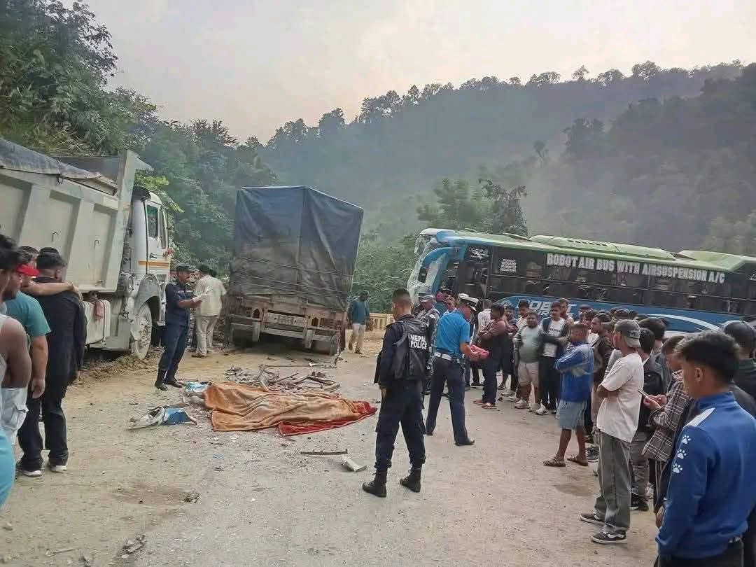 कपिलवस्तुकाे चोरखोलामा बस र ट्रक ठोक्किँदा बस चालकको मृत्यु