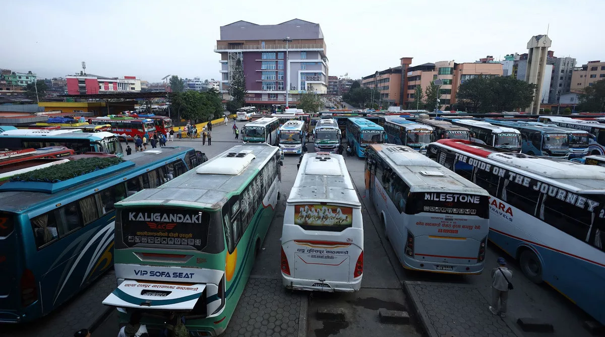 दशैंकाे लागि एकदिनमै उपत्यकाबाट ५६ हजारभन्दा बढी यात्रु बाहिरिए 