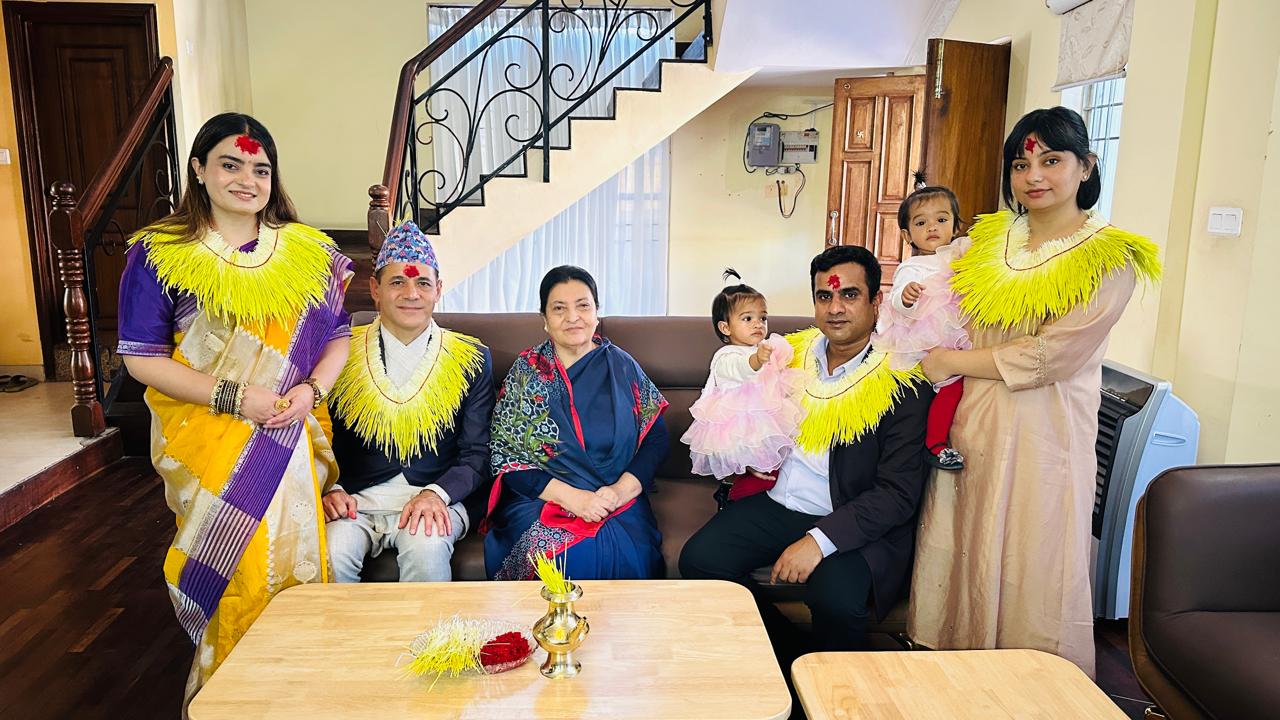 पूर्वराष्ट्रपति भण्डारीद्वारा छोरी-ज्वाईँ र सर्वसाधारणलाई टीका प्रदान