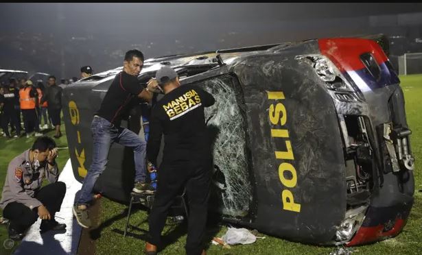 इन्डोनेसियामा फुटबल खेलका क्रममा भएको हिंसामा १२७ जनाको मृत्यु