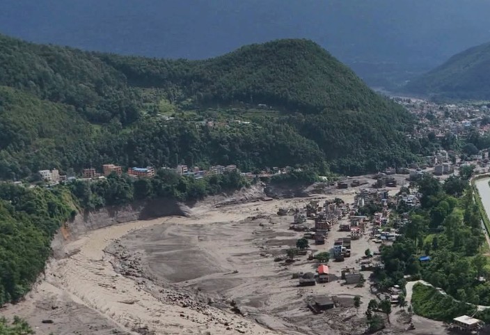 भोटेकोशीमा लेदोसहित पानीको बहाव बढ्यो