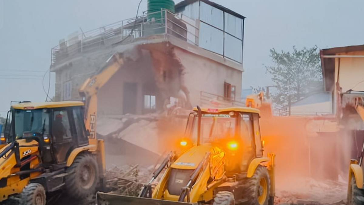 मनोहरामा बस्ती हटाउन पुगेको डोजरमाथि ढुंगामुढा