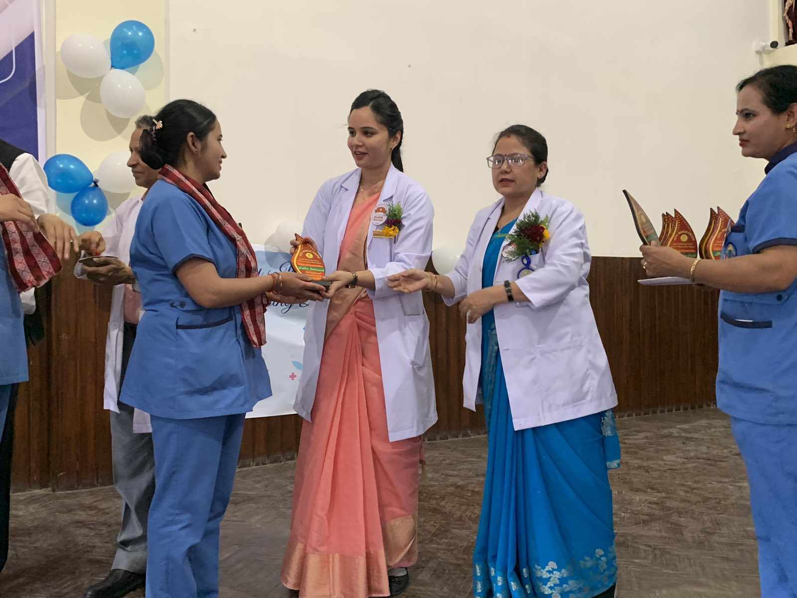 नर्सिङ दिवसको अवसरमा नेपाल मेडिकल कलेजले नर्सहरुलाई सम्मान