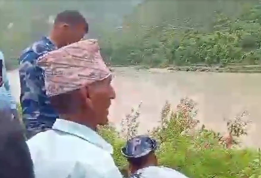 सुनकोशीमा खस्यो कार, खोजीकार्यको लागि गोताखोर परिचालन