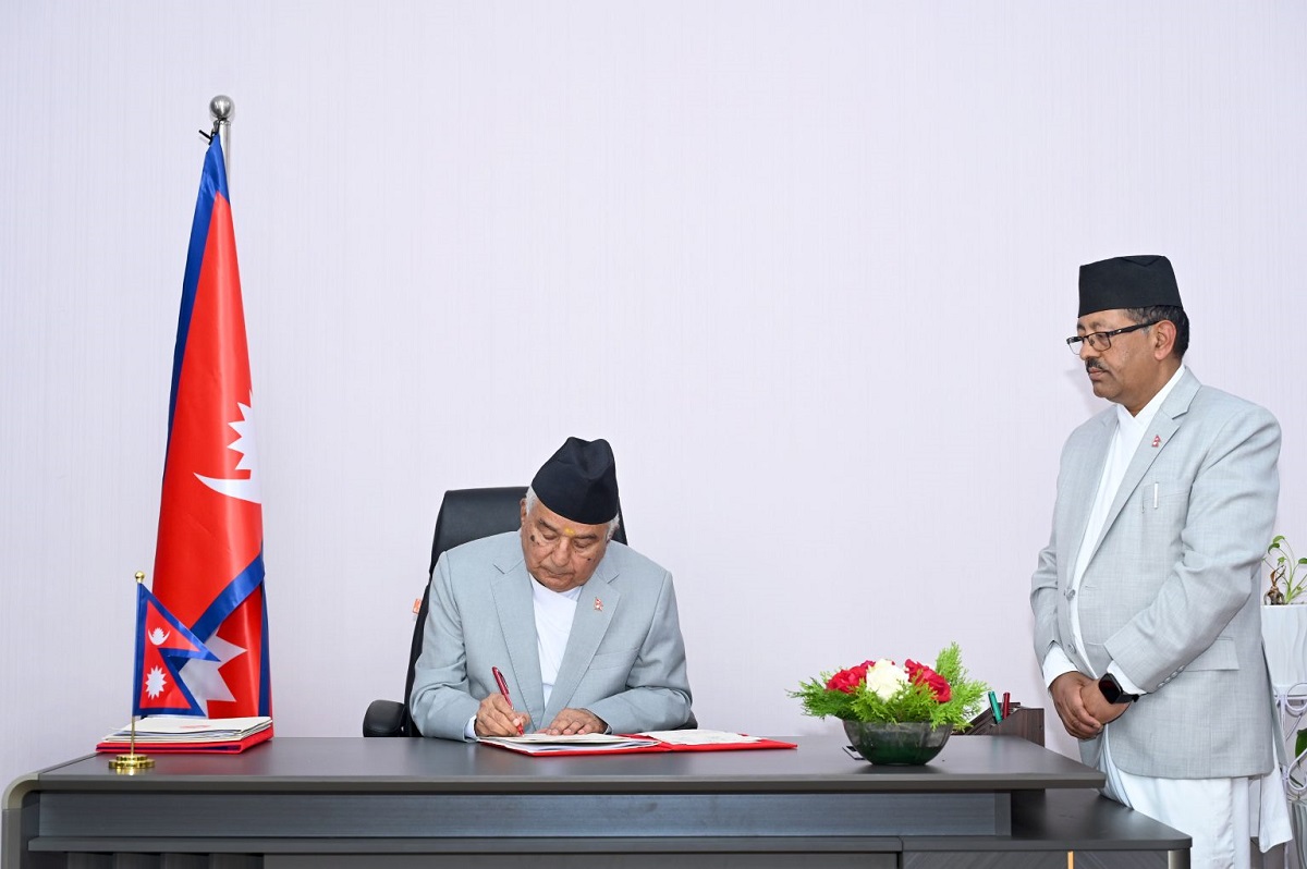 सरकारले ल्याएका  ८ वटै अध्यादेश जारी