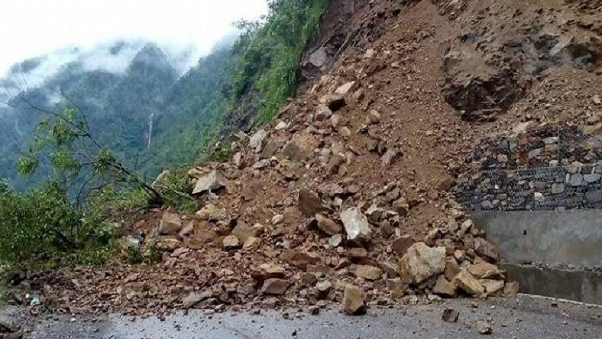 बाढीपहिरोले देशका यी ६ राजमार्ग अवरुद्ध