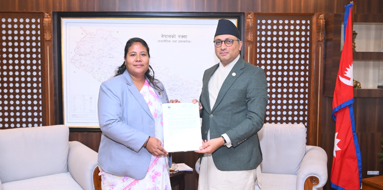 डब्लूडब्लूएफले दिएको डेढ करोड राहत सहयाेग अर्थमन्त्रीलाई हस्तान्तरण