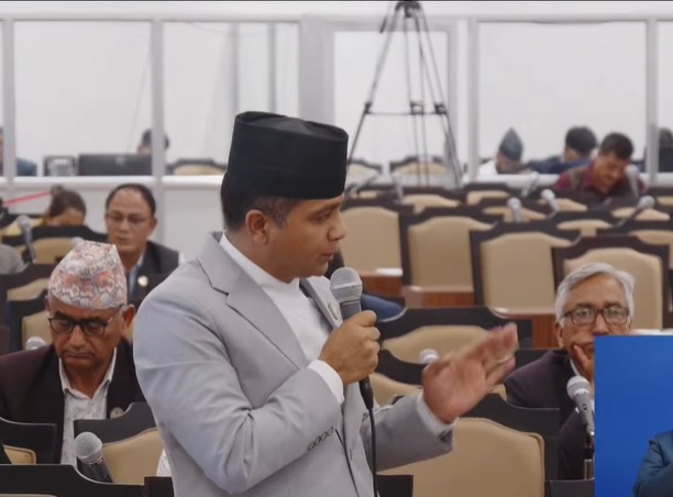 'मन्त्री ज्यु ठेकेदारको कुन खुट्टा भाँच्ने हो, दाहिने कि देब्रे ?'